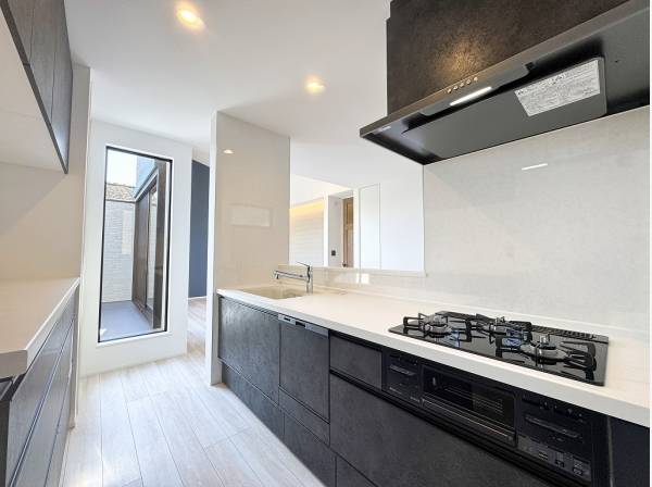 バルコニーからの陽光が射し込む明るいキッチン