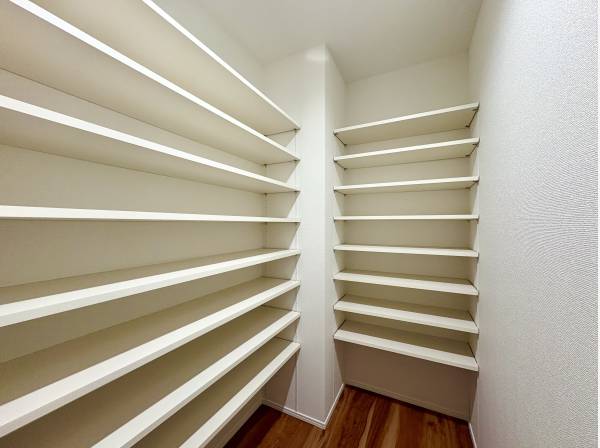 キッチン裏には大容量のパントリースペース