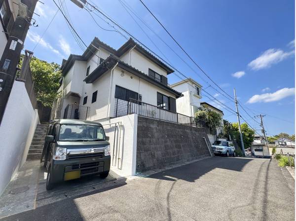 高台の立地＋接道との高低差がもたらす目線の高さが魅力