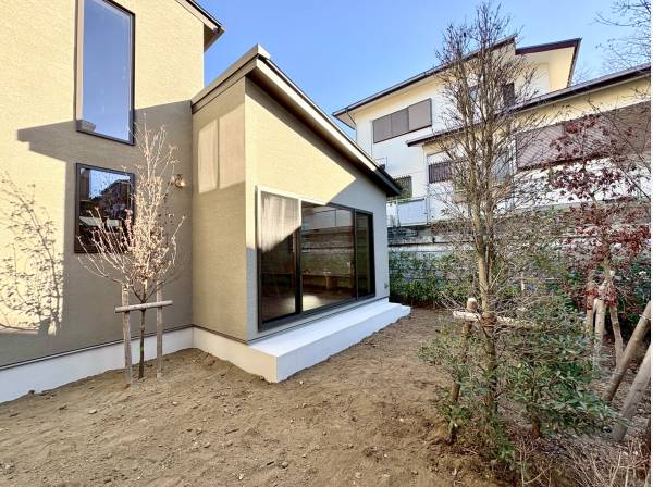 リビングから繋がる緑豊かな庭。週末はデッキでティータイムを。