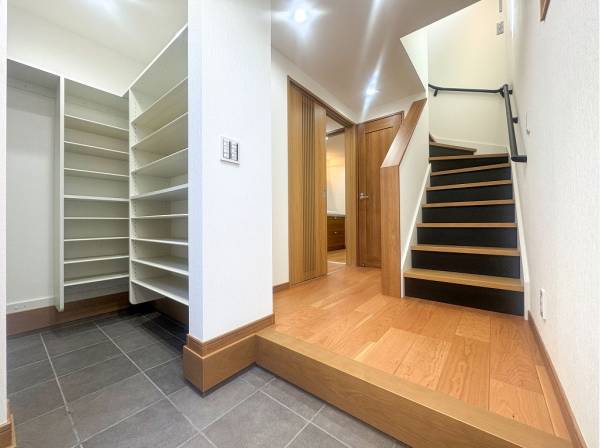 圧迫感を感じさせない玄関スペースが毎日の帰宅を出迎えます