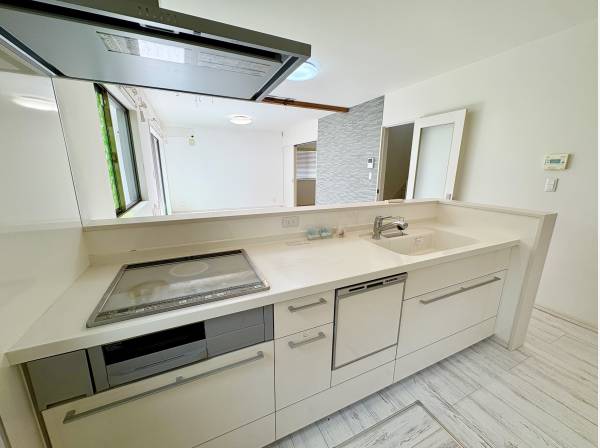 キッチンは食洗器付きのシステムキッチン！