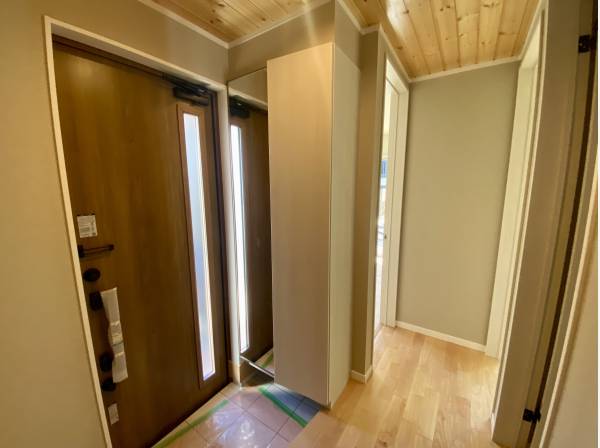 玄関に入ると木の香りが広がります