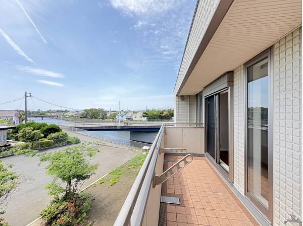 リバーサイドを眺めるワイドバルコニー