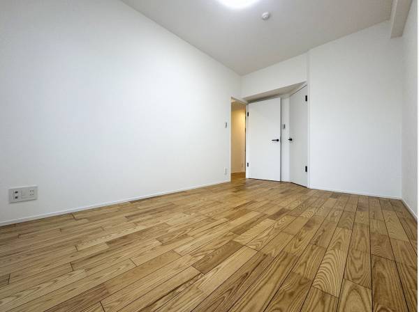 ウォークインクローゼットを完備した7帖の洋室