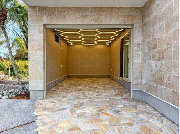 スポーツカーも侵入可能なフラットな道で、シャッター付きガレージに入庫可能です