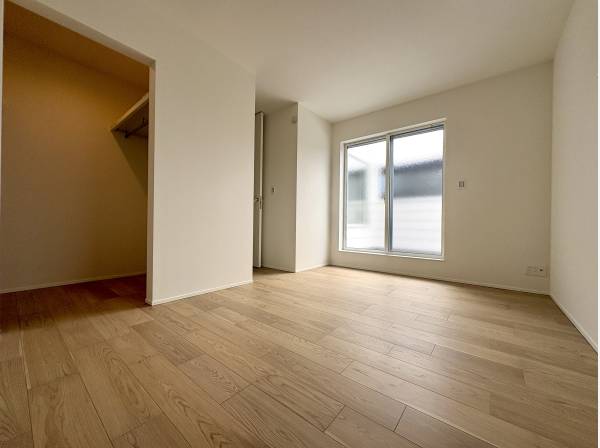 ウォークインクローゼット付きの明るい洋室