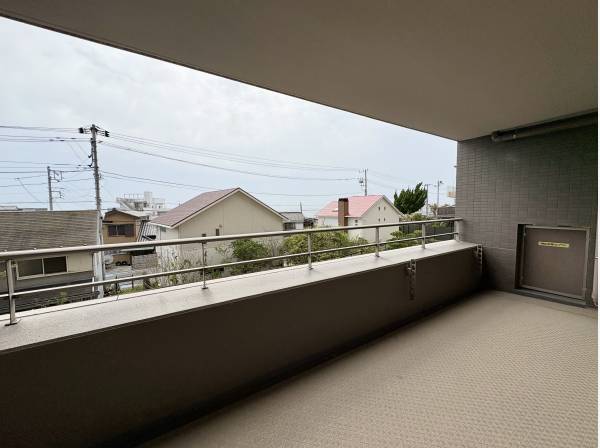 海の見える広いバルコニーです