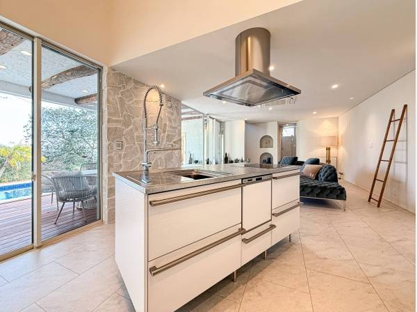 キッチンはアイランド仕様
お料理の際も海の景色をお楽しみいただけます