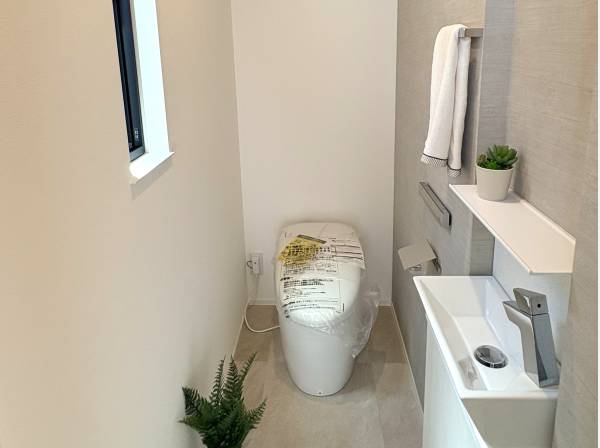 スタイリッシュで清潔感のある、便利な手洗いカウンター付きトイレ