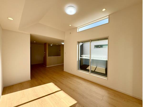 勾配天井の陽当たりに優れたLDKスペース