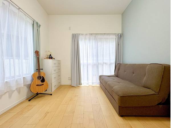 二面採光で明るく居心地の良い約6帖の洋室