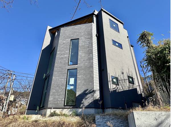 静かな存在感。葉山の景色に溶ける外観。