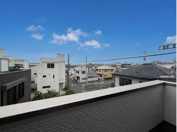 バルコニーからの見晴らし！青空が広がる穏やかな住環境です