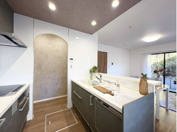 キッチンにはパントリーを完備。