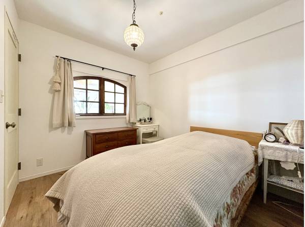 可愛らしい室内窓が空間を彩ります。洋室は全3部屋の3LDk