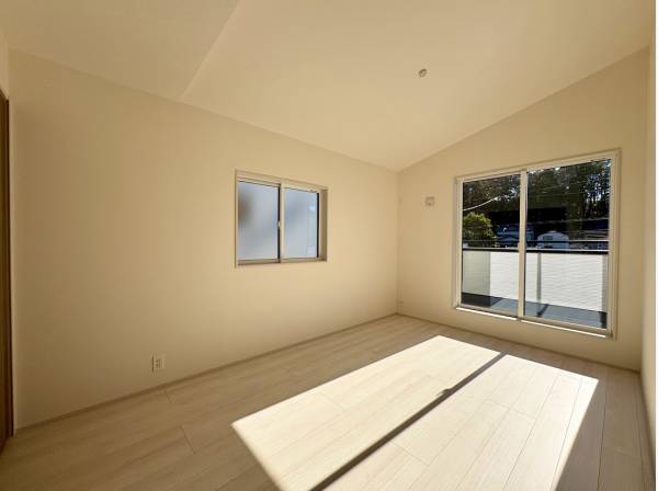 洋室も明るいですね。