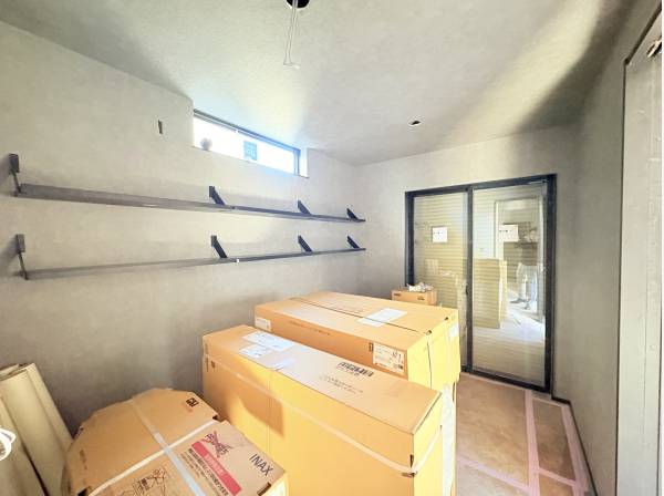 玄関横のアウトドアルーム、サーフボードのメンテナンスなどしやすいです！