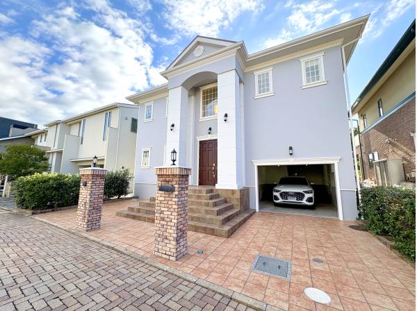 堅牢なガレージが出迎えてくれる大磯松韻艇