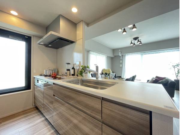 料理をしながら、家族との会話を楽しめるペニンシュラ型キッチン