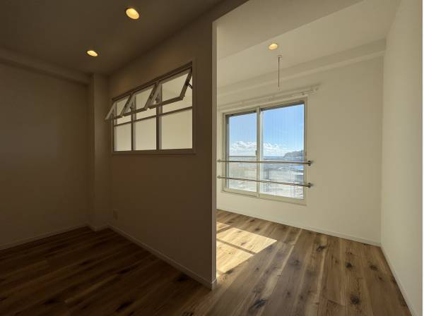 サンルームに室内干しがございますが、海を眺めるワークスペースとしても♪