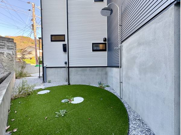 住宅裏手にはプライバシーに配慮されたシャワーブース