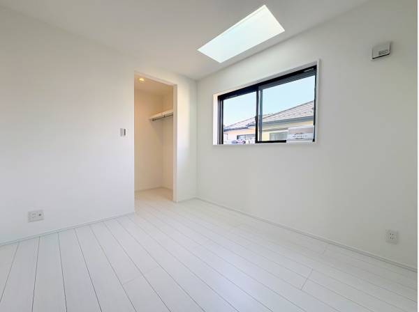 天窓から心地よい日が差し込む洋室