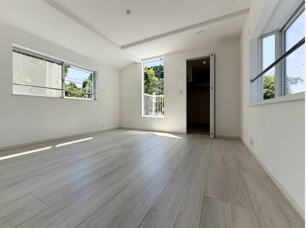 どんな家具とも相性がよさそうな白を基調としたお部屋は約8帖