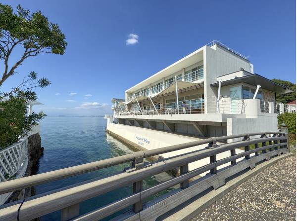 海に面したテラス席が人気「Azzurra mare SAJIMA」約1.1km、徒歩15分