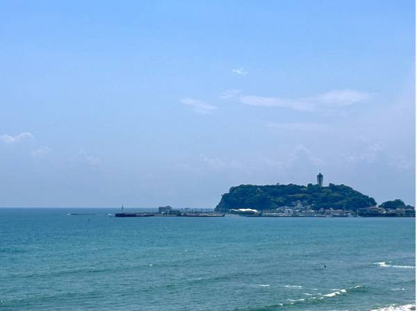 江ノ島もしっかりと眺めます。