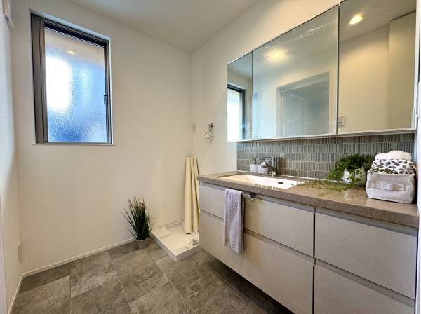 洗面台は収納も充実