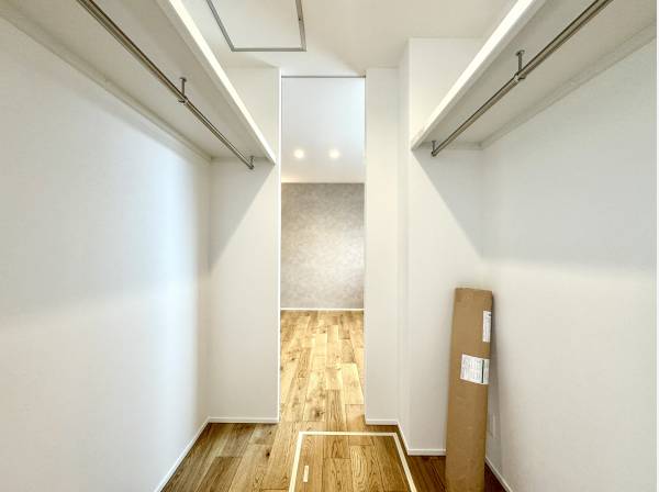 ホールと居室からつながるクローク