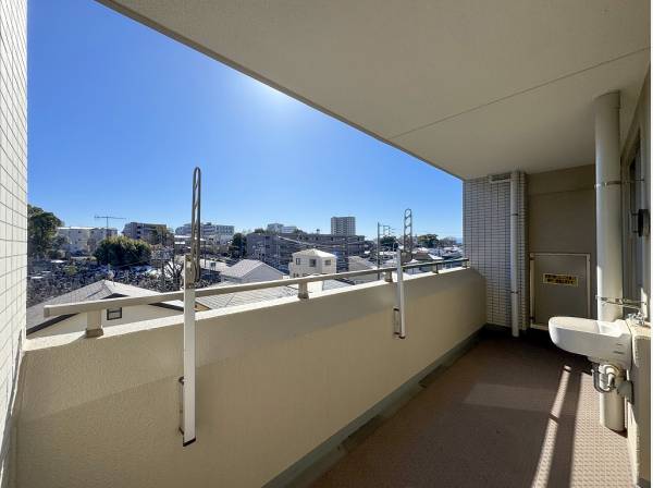 バルコニーからは遮る建物のない開放的な眺望が広がります
