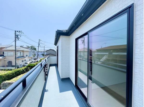 バルコニーは2部屋から行き来可能