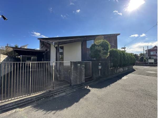 建物正面/リノベーションを施せば、更に素敵に産まれ変わりそうですね