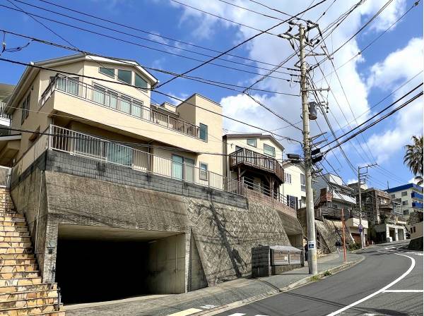 地下車庫には車種により並列2台分の駐車スペースを確保