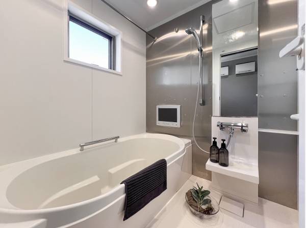 無機質の中に清潔感溢れるピカピカのバスルーム