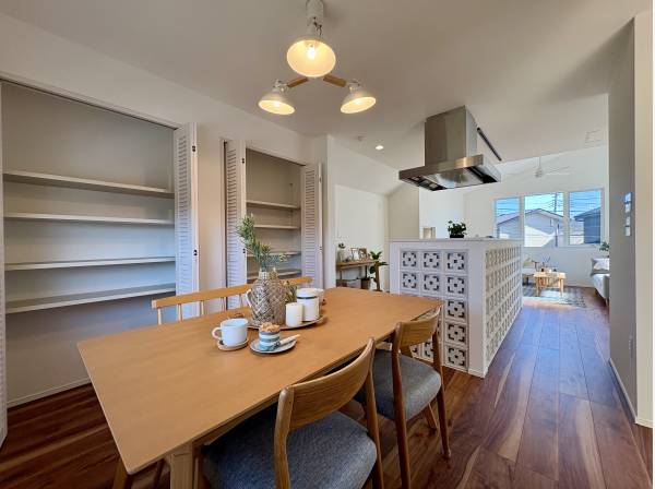 ダイニングスペースです。収納もたっぷり