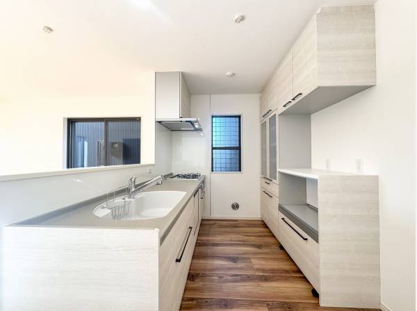 大きなカップボード付きで収納たっぷり便利なキッチン