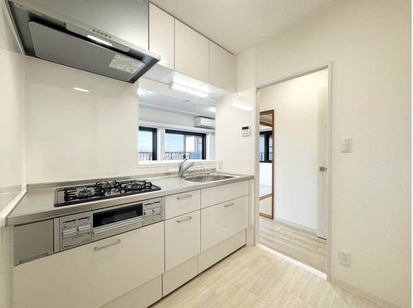 白で統一されたピカピカの対面式キッチン