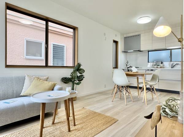 やさしい木目と光に包まれる、家族が自然と集まるLDK空間。