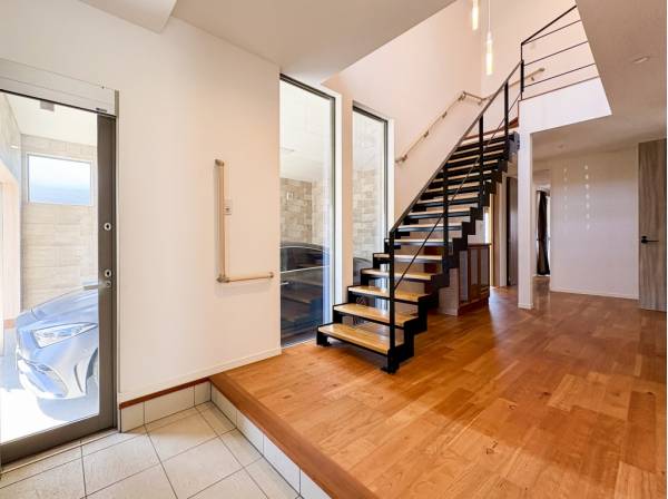 上部吹き抜けの開放的なエントランスホール