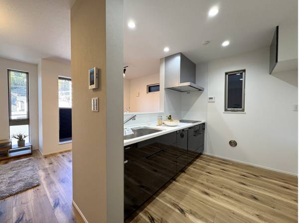 リビングを見渡すオープンタイプのキッチン