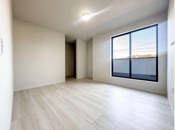 ウォークインクローゼットを備えたゆとりある洋室