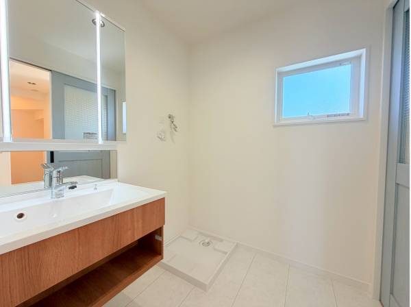 抜け感のあるホテルライクな洗面台が魅力のパウダールーム