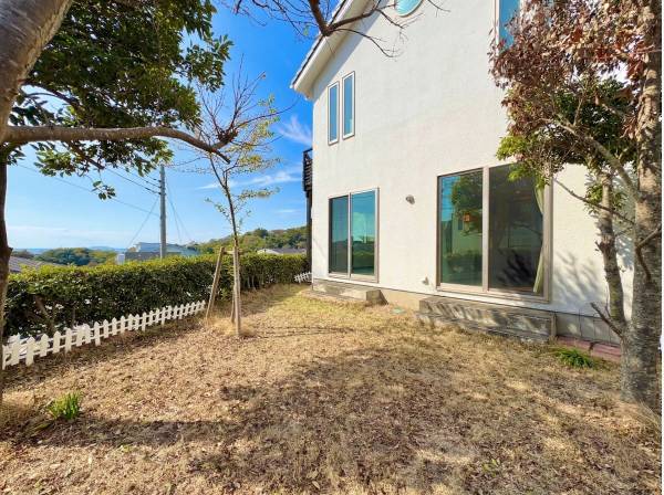 南側に面したお庭は、道路から高くプライベート感を感じます