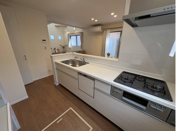 キッチンからリビングとダイニングが見合わせますよ！