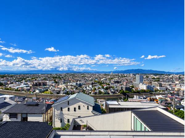 湘南の街並みと相模湾を見渡す開放感あふれる眺望。