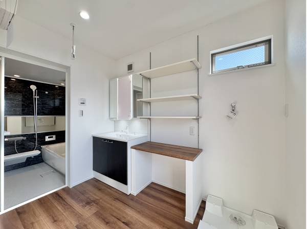 三面鏡の裏には十分な収納スペース