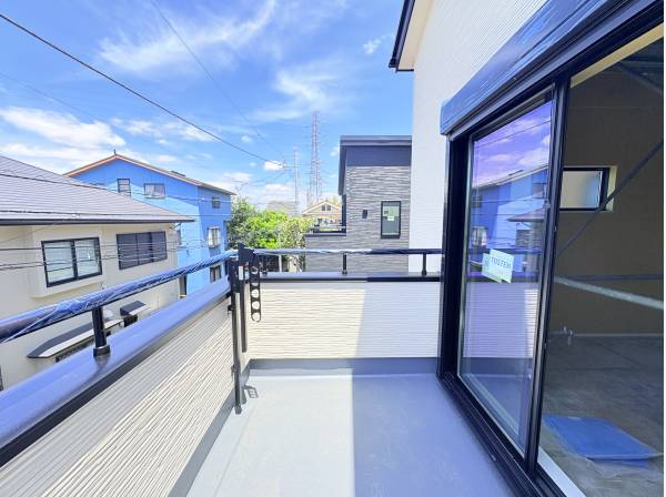 2階のバルコニーは日当たりも良好です